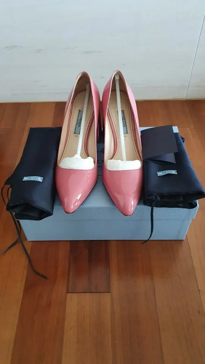 【未使用級】PRADAプラダ イタリア製 ベージュ パテントレザー ハイヒール 未使用級】PRADAプラダ イタリア製 ベージュ パテントレザー